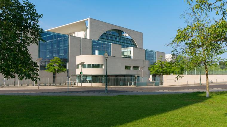 Kancelaria Federalna w Berlinie jest doskonałym przykładem późnopostmodernistycznej architektury w Niemczech.