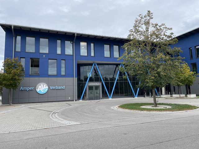 Widok od frontu budynku biurowego ze stalowymi słupami kompozytowymi w kształcie litery V | © Tragwerker GmbH